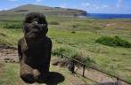 Um estilo diferente de Moai, em Rano Raraku, um dos vulcões de Rapa Nui (ou Ilha de Páscoa), território chileno no meio do Oceano Pacífico
